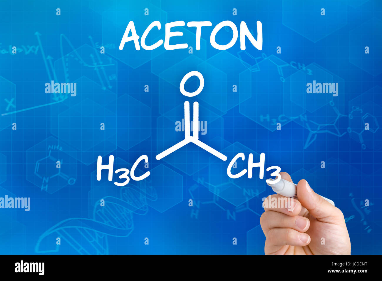 Mano mit Stift zeichnet chemische Strukturformel von acetone Foto Stock