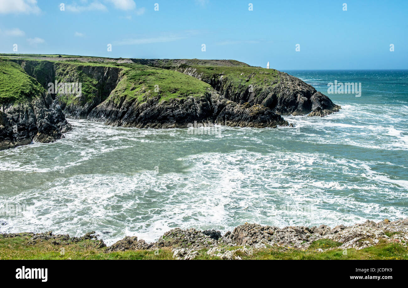 La costa di Porto ingresso Porthgain Pembrokeshire, una piccola viaalge costiera molto popolare con i visitatori. Foto Stock