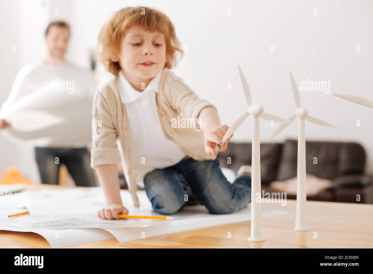 Interessato a potenza energetica bambino toccando il modello di una turbina Foto Stock