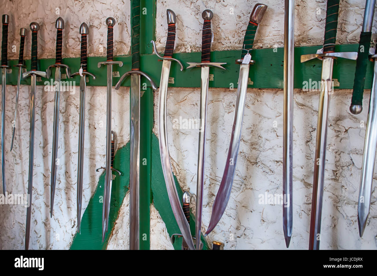 Collezione di antiche spade su un display a muro Foto stock - Alamy