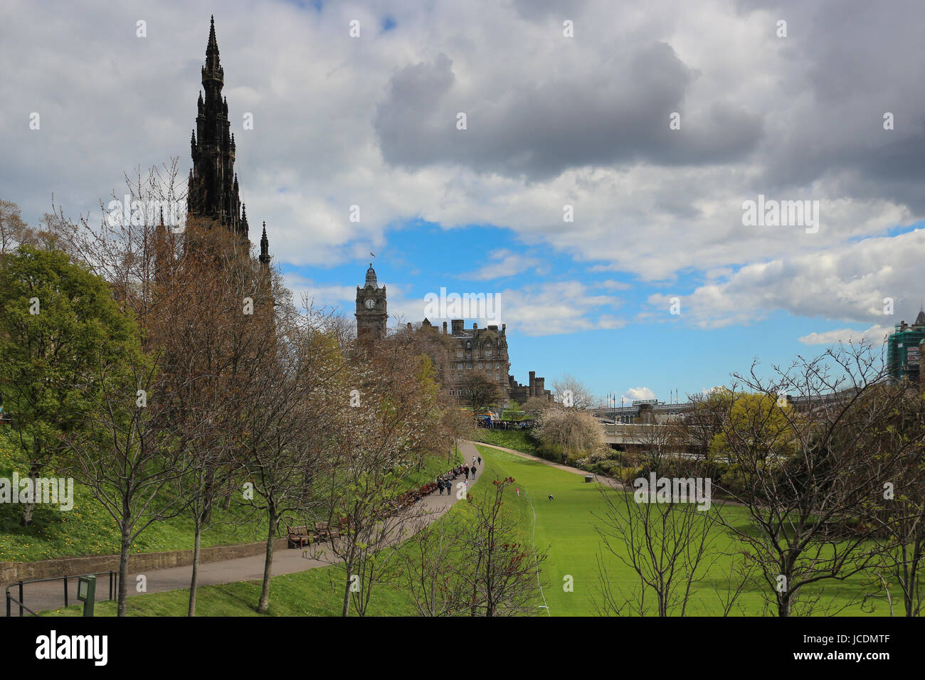 Edimburgo, Scozia, cielo blu, E. Princes St Gardens, luminoso prato verde, torreggianti Scott Memorial e la fuga di nuvole,vista dal Royal Scot. Academy Foto Stock