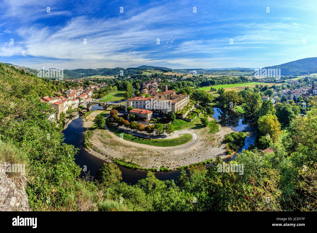 Francia, Haute-Loire (43), Lavoûte-Chilhac et le prieuré Sainte-Croix dans la boucle de l'Allier // Francia, Haute Loire, Lavoute Chilhac, il villaggio un Foto Stock