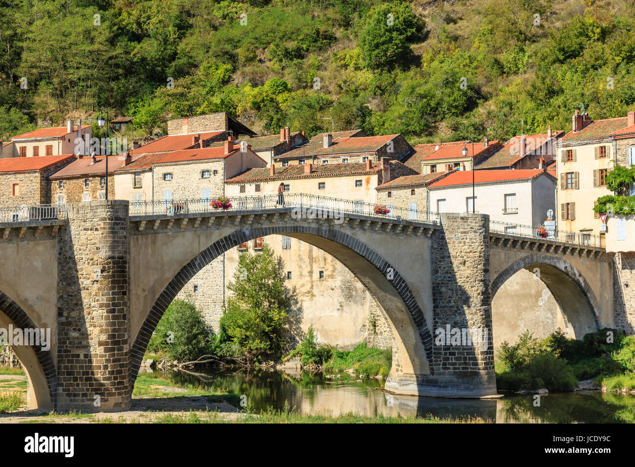 Francia, Haute-Loire (43), Lavoûte-Chilhac, l'Allier et le pont du XVe siècle // Francia, Haute Loire, Lavoute Chilhac, il ponte del quindicesimo cen Foto Stock