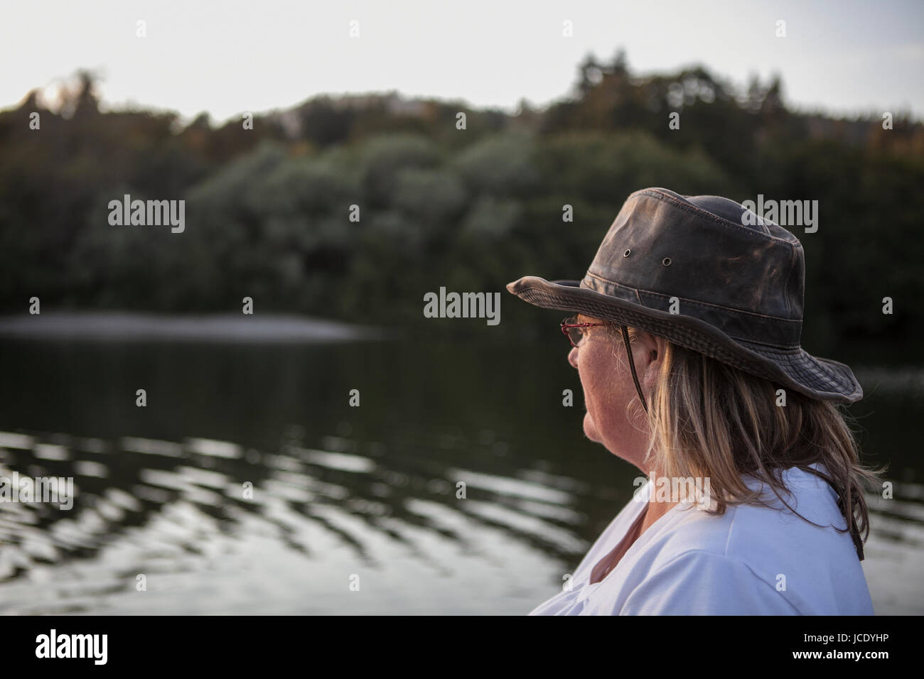 Cinquant'anni di vecchia donna godendo della sua famiglia campeggio viaggio presso il fiume russo, nel nord della California. Foto Stock