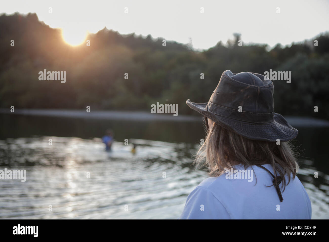 Cinquant'anni di vecchia donna godendo della sua famiglia campeggio viaggio presso il fiume russo, nel nord della California. Foto Stock
