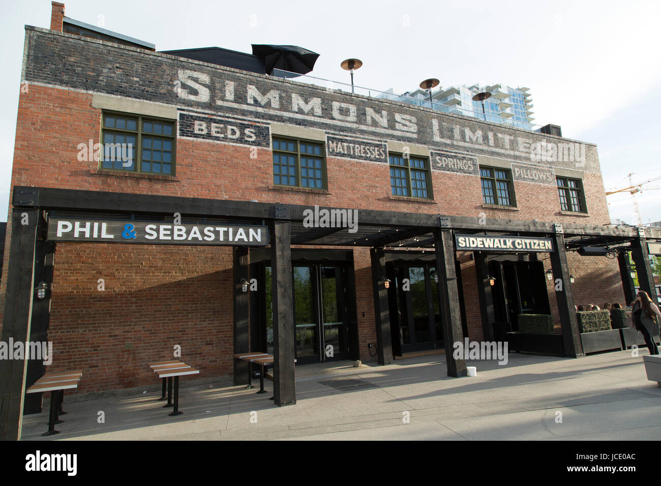 Il Simmons edificio nell'East Village di Calgary, Canada. L'ex fabbrica materasso ora ospita un ristorante e i produttori di generi alimentari. Foto Stock