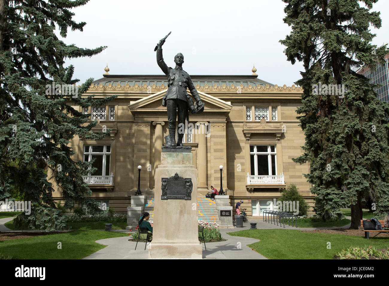 Memoriale di guerra al di fuori del Parco del Memoriale della Biblioteca di Calgary, Canada. Il monumento si trova nel ricordo del sacrificio dei soldati canadesi. Foto Stock