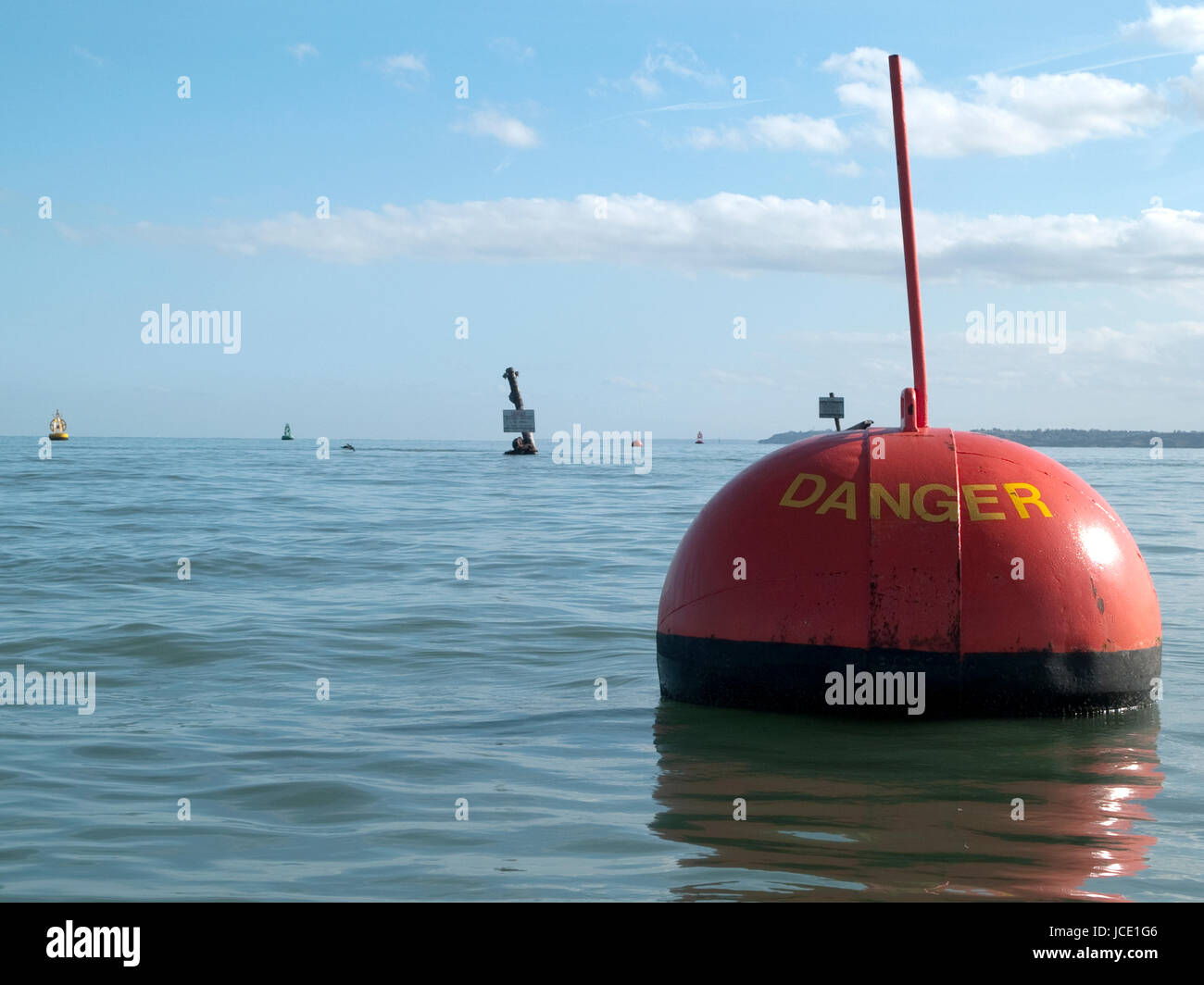 Relitto della SS Richard Montgomery giacente 1 miglio a nord di Sheerness nell'estuario del Tamigi. Più pericolo boe contrassegnare la zona di esclusione. Foto Stock