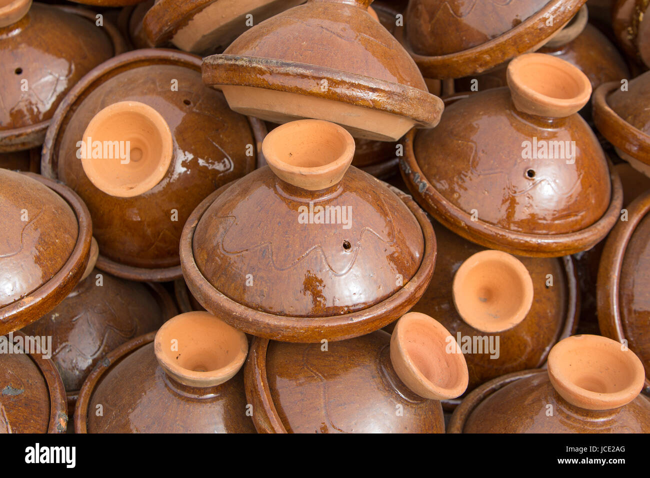 Selezione di marrone tajines marocchine (tradizionali piatti casseruola) trovata al mercato Foto Stock