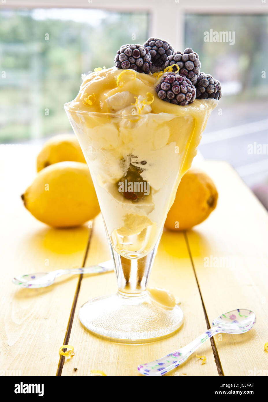 Il dessert mit Brombeeren und cagliata di limone Foto Stock