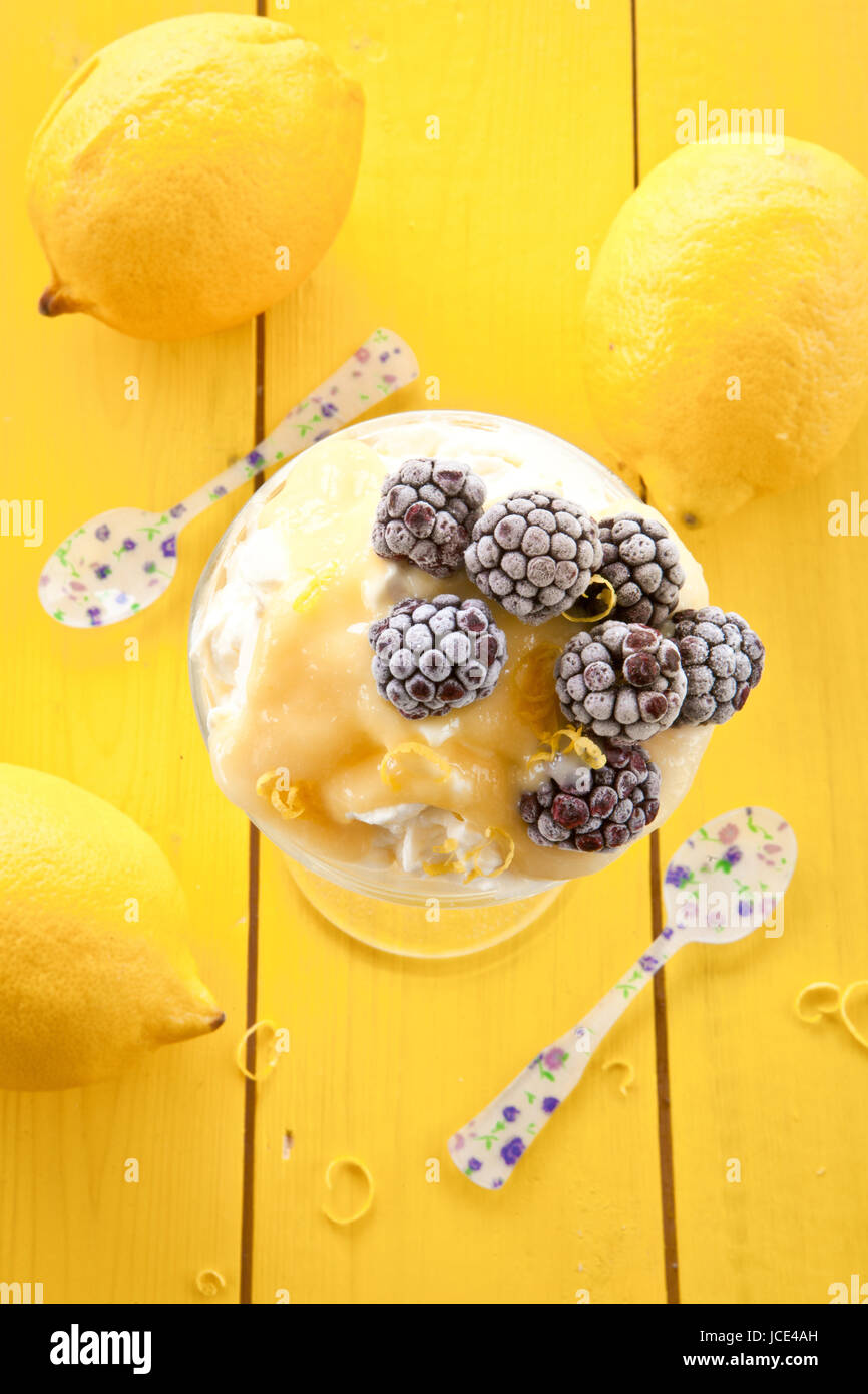 Il dessert mit Brombeeren und cagliata di limone Foto Stock