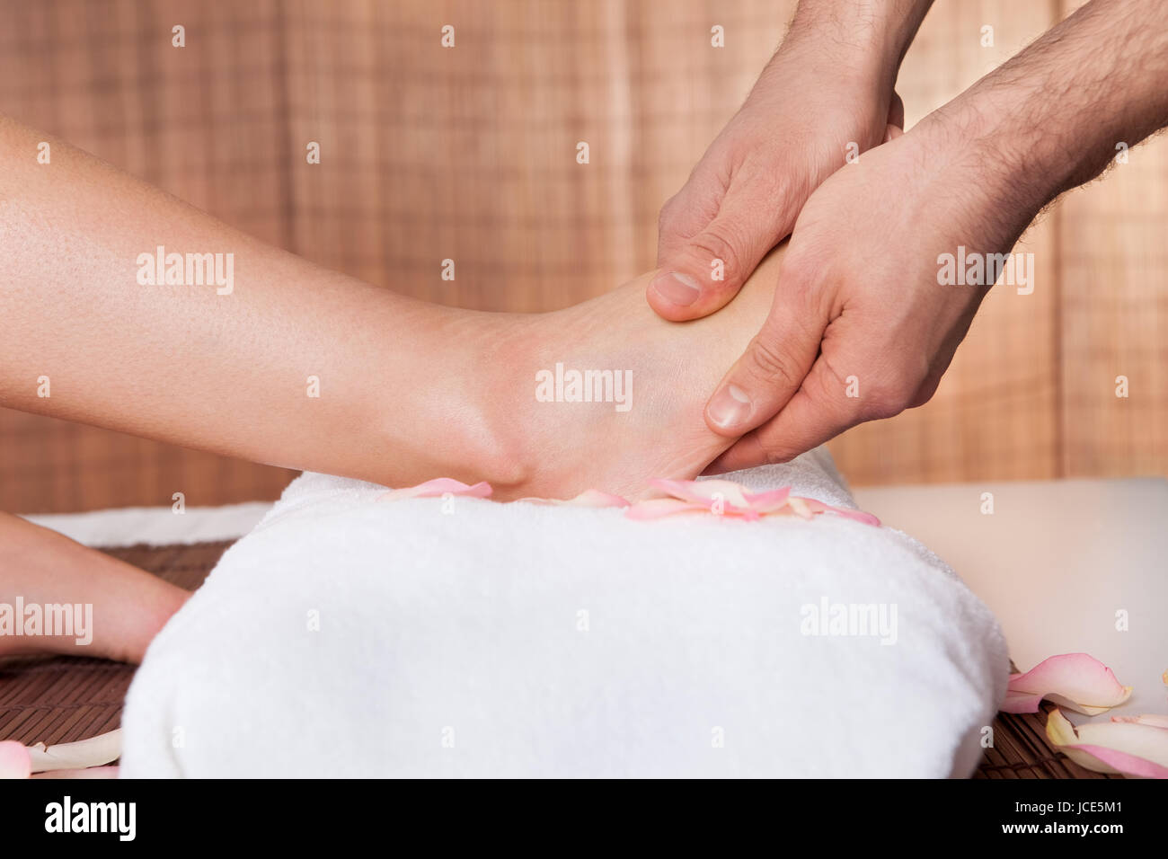 Bella giovane donna getting piedi massaggio a spa Foto Stock