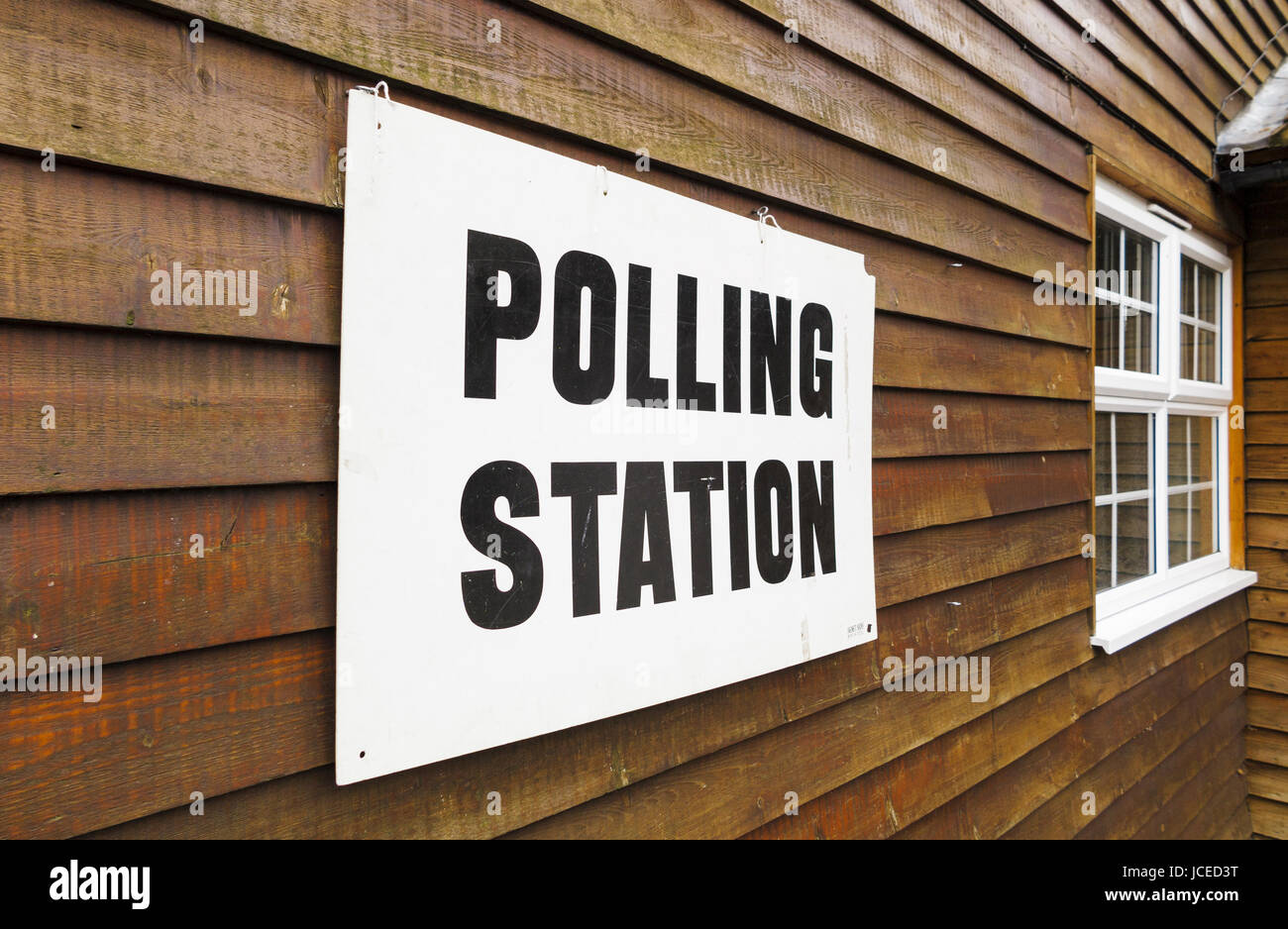 Le elezioni e la democrazia: stazione di polling segno su una parete in legno, Woking, Surrey, Regno Unito Foto Stock