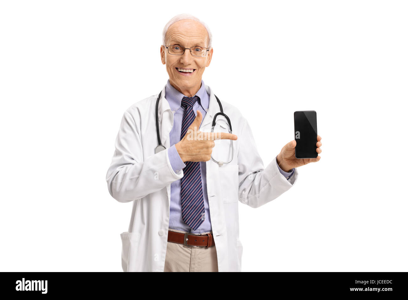 Medico di anziani che mostra un telefono e puntamento isolati su sfondo bianco Foto Stock