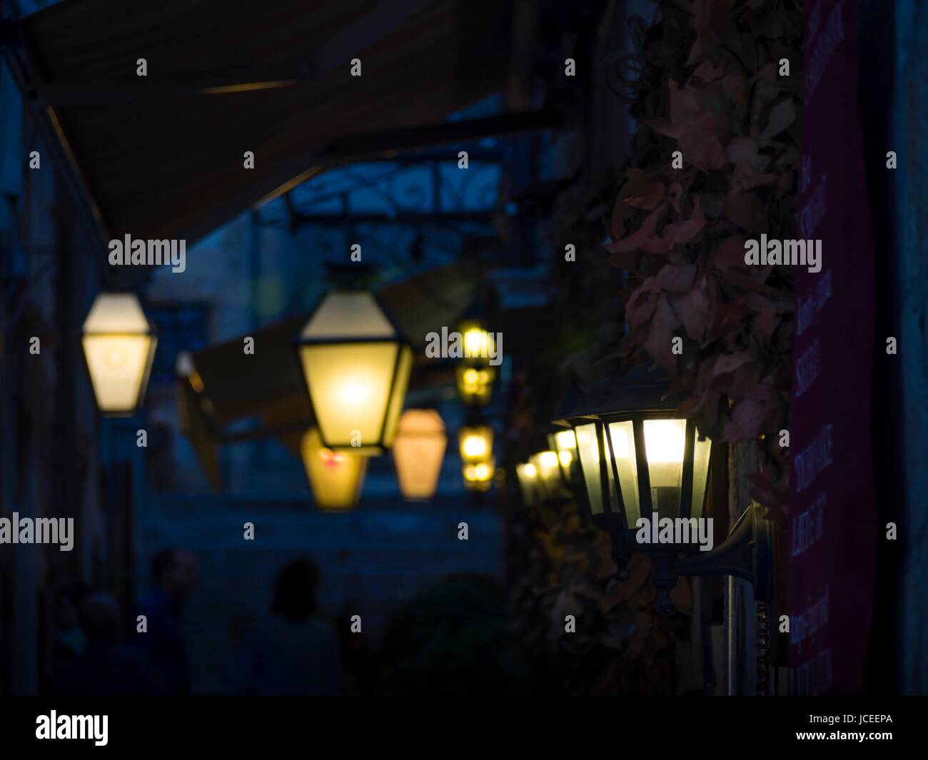 Vecchia città di Dubrovnik in Croazia street illuminazione lampade di molti diversi romantico rivestito Foto Stock