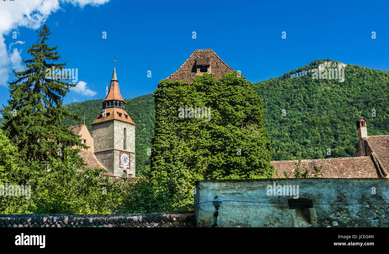 Vista al di sopra del medievale rossi tetti di tegole vicino, nel centro storico di Brasov, Romania. Foto Stock