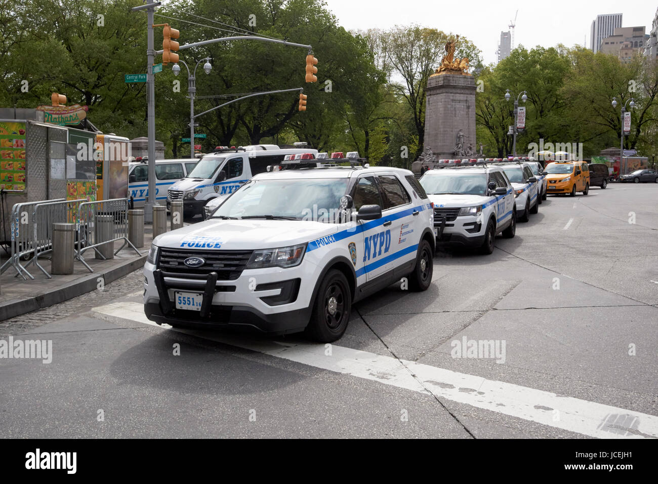 Nypd pattuglia di polizia veicoli parcheggiati a Columbus circle New York City USA Foto Stock
