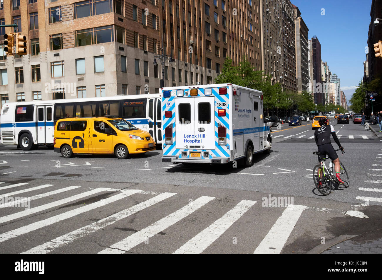 Il Lenox hill hospital ambulanza sulla chiamata attraverso il taglio interrotto il traffico di New York City STATI UNITI D'AMERICA Foto Stock