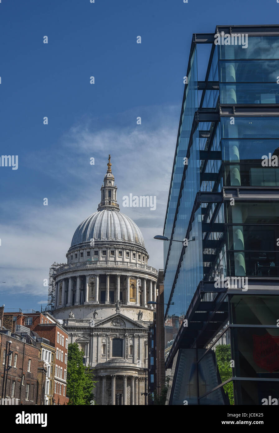 St Pauls contro un edificio moderno Foto Stock