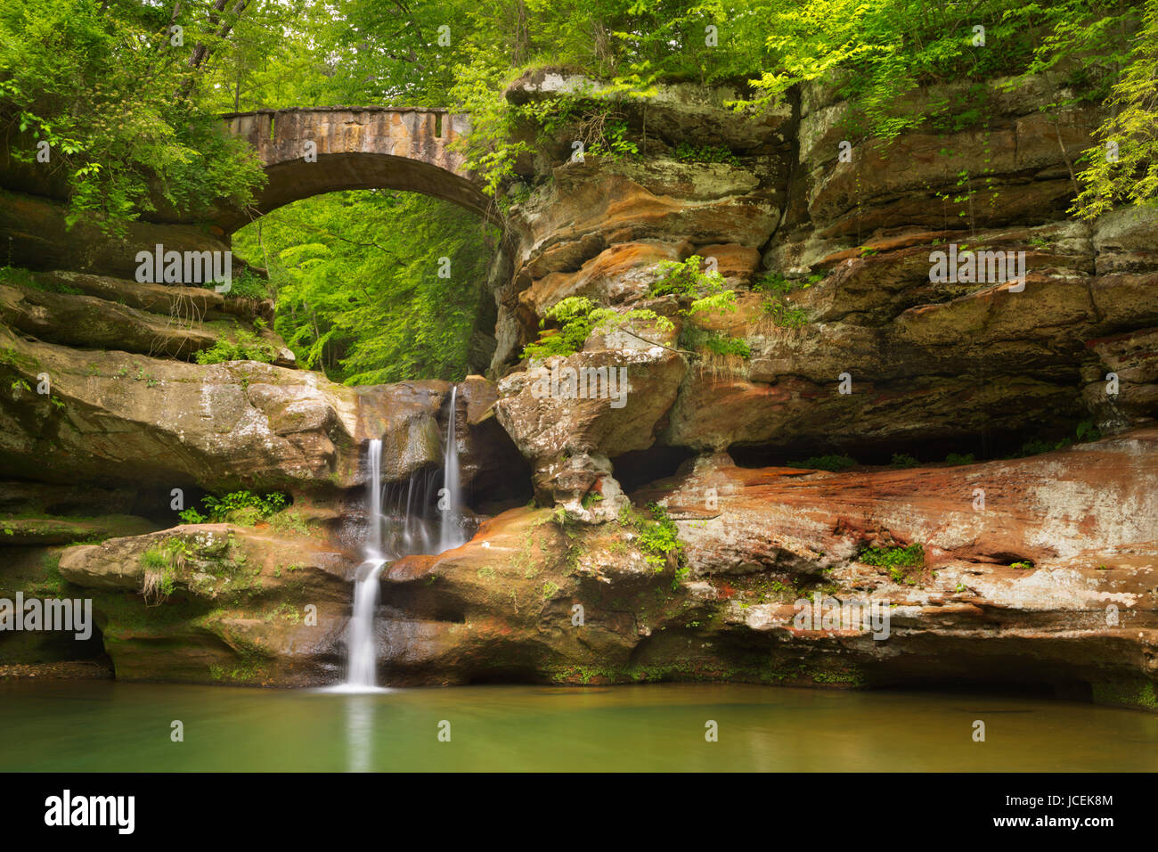 La Upper Falls cascate e ponte in Hocking Hills State Park, Ohio, Stati Uniti d'America. Foto Stock