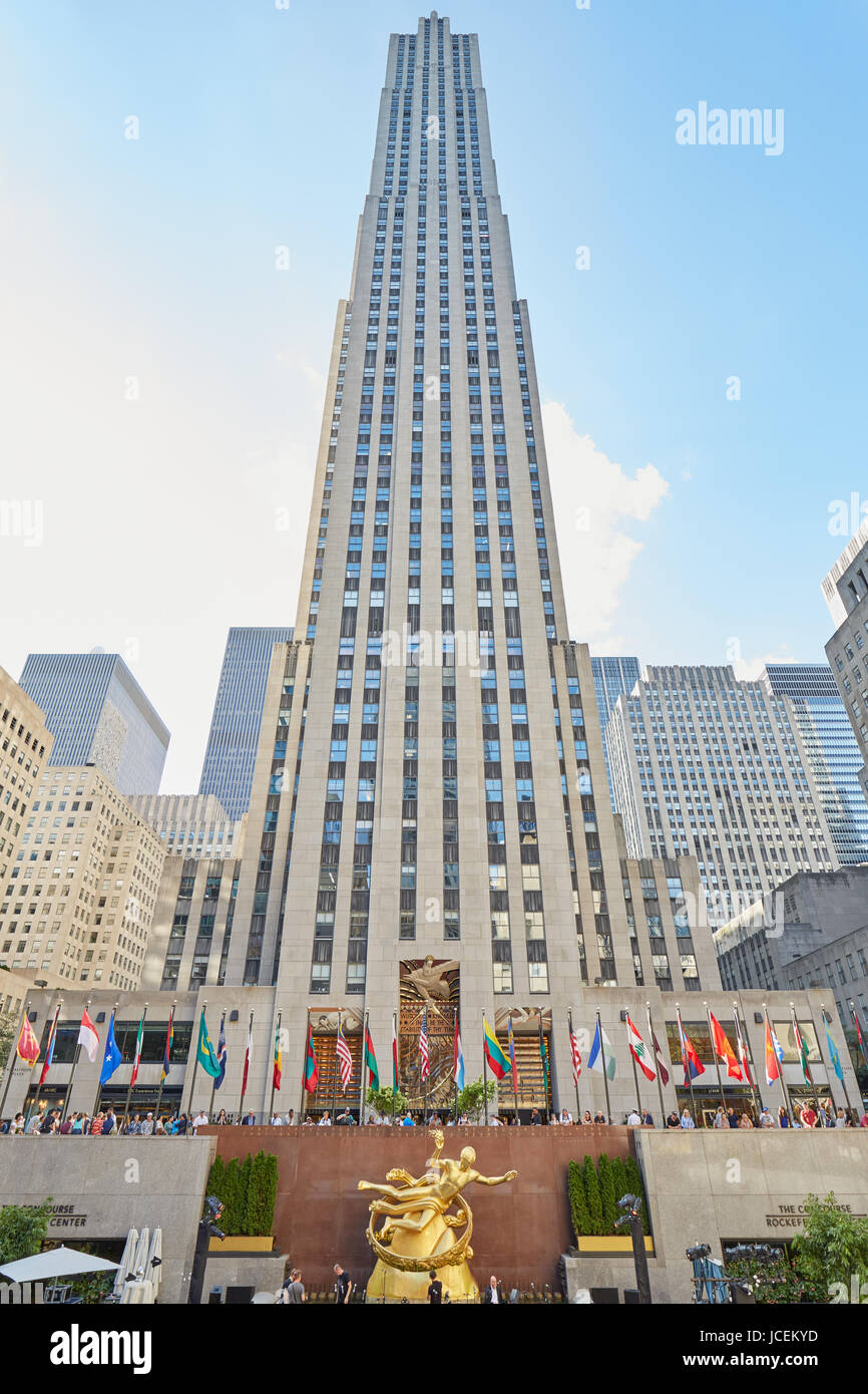 NEW YORK - 12 settembre: Rockefeller Center edificio in una giornata di sole e cielo blu su settembre 12th, 2017 a New York. Il Rockefeller Center è un grande compl Foto Stock