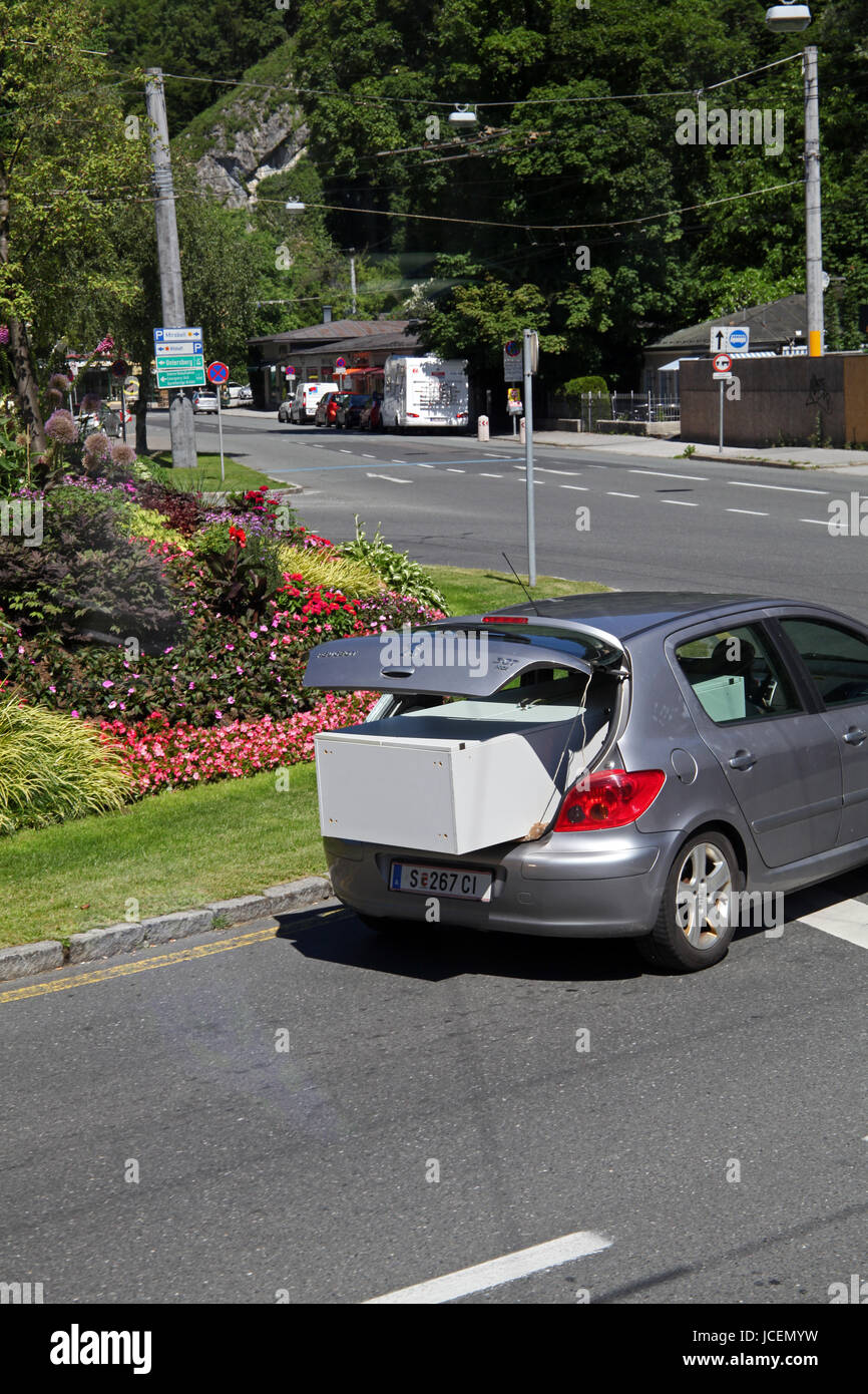 Un austriaco auto con un pezzo di arredamento fuori del libro o trunk Foto Stock