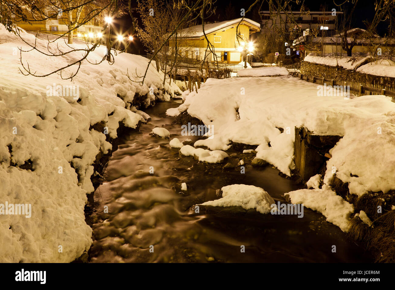 Fiume di montagna in Megeve di notte, Francia Foto Stock