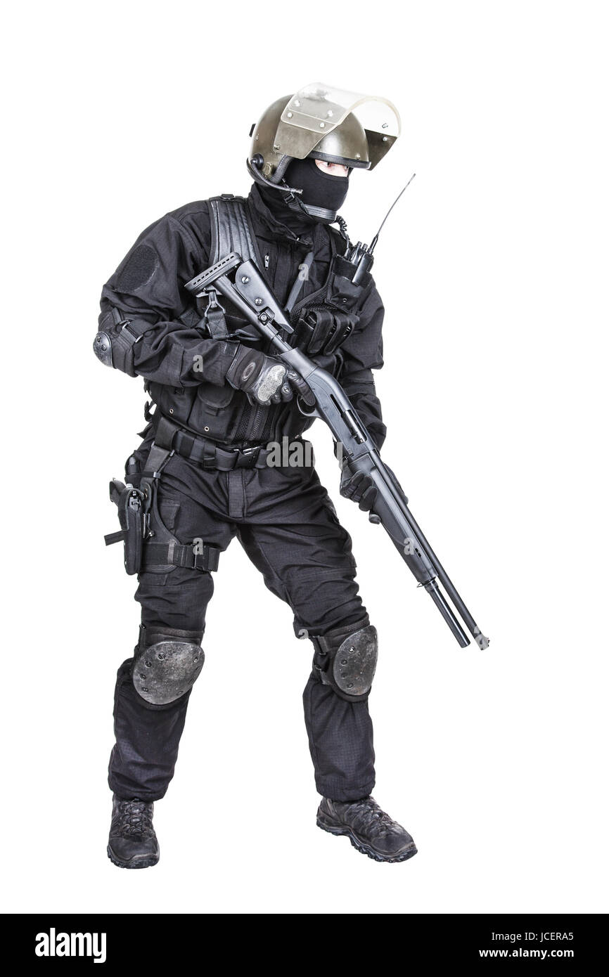 Spec Ops soldato in uniforme nera e la maschera per il viso con fucile a canna liscia Foto Stock