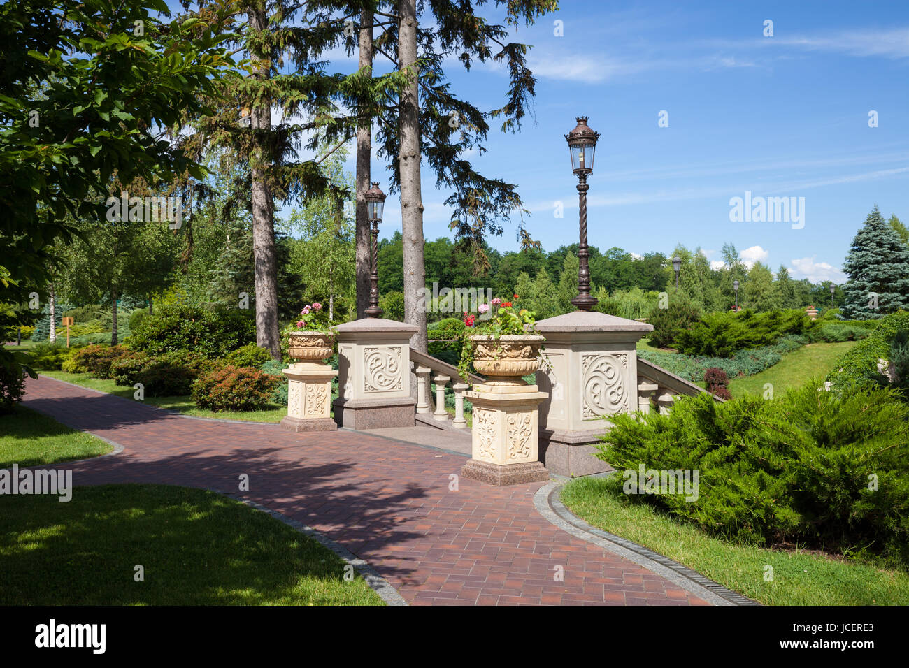 Estate Città verde parco al giorno di sole Foto Stock