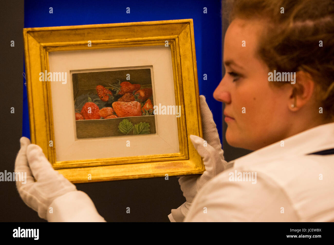 Londra, Regno Unito. Il 15 giugno 2017. Un Sotheby's tecnico presenta le opere di fragole di Lucian Freud, del 1950 circa. Stima GBP 550,000-750,000. Casa d'aste Sotheby's presenta dimensioni reali, una curata sera vendita il 21 giugno 2017. Foto Stock