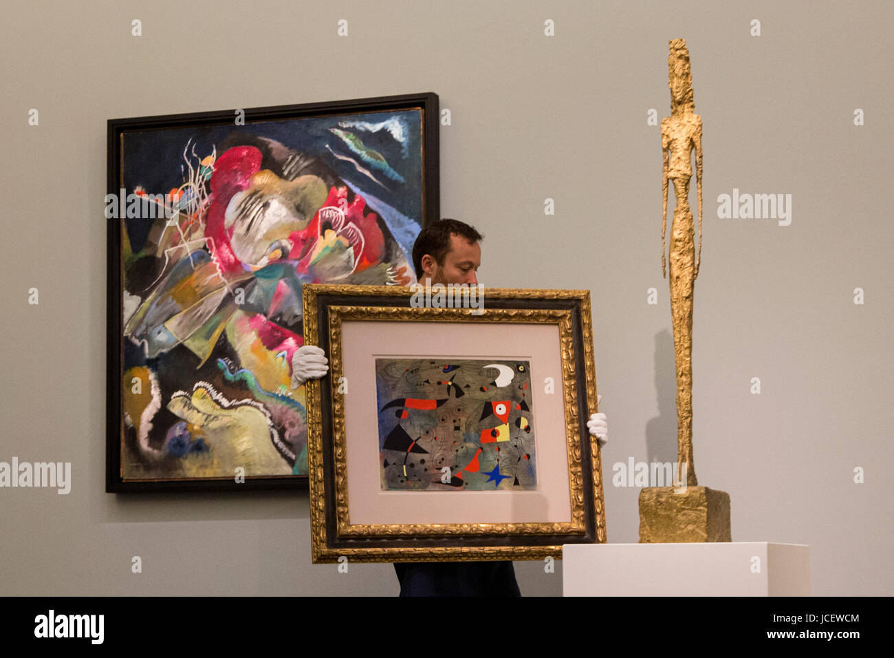 Londra, Regno Unito. Il 15 giugno 2017. L-R: Wassily Kandinsky, bild mit weissen Linien, preventivo su richiesta, Joan Miro, Femme et oiseaux, 1940, preventivo su richiesta e una scultura di Alberto Giacometti, grande figura, 1947, preventivo GBP 15-25 m. Casa d'aste Sotheby's presenta punti di riferimento int egli lo sviluppo di Arte Moderna a condurre Sotheby's & impressionista Arte Moderna Vendita di sera il 21 giugno 2017. Foto Stock