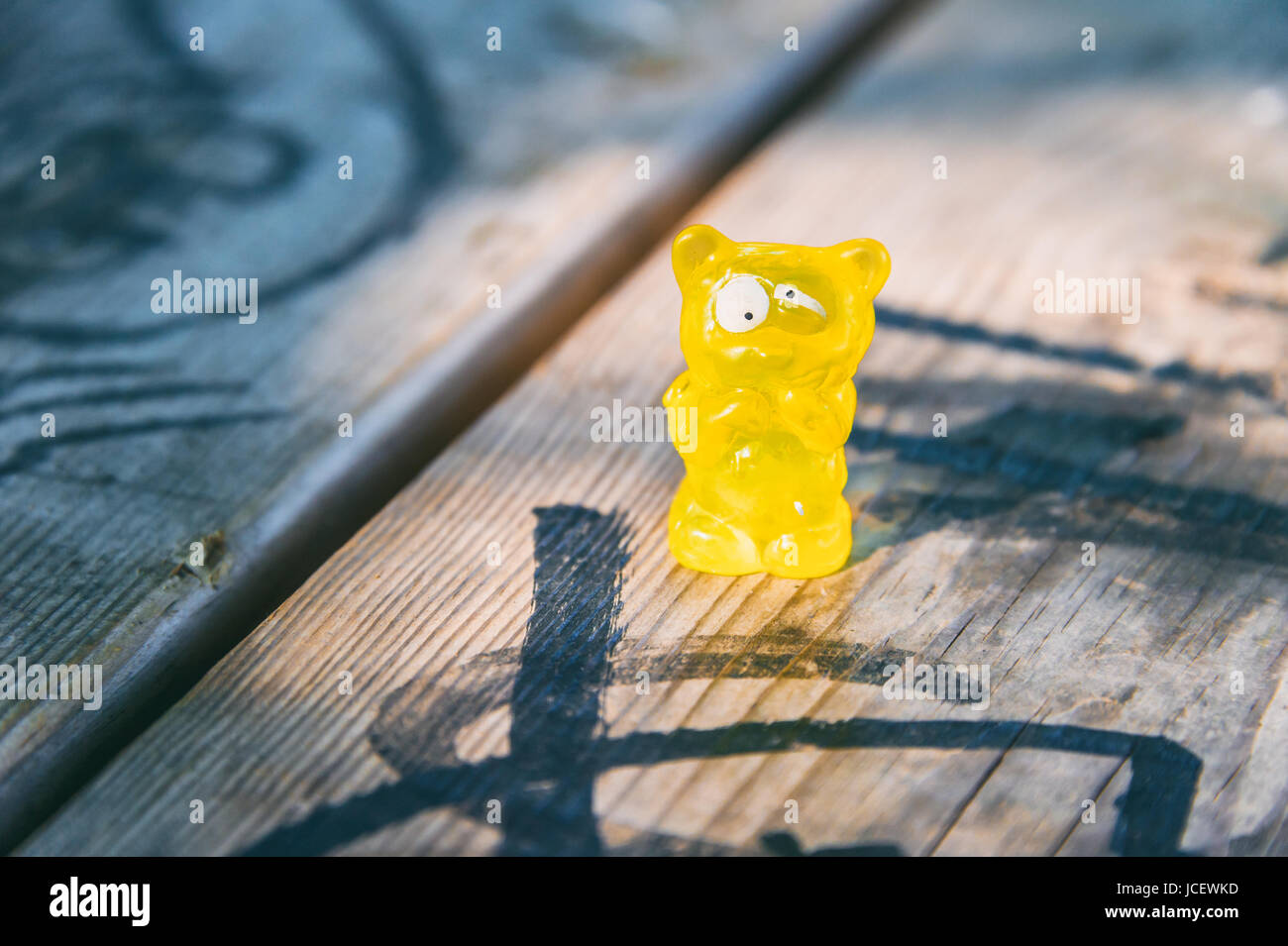 Gummy Bear con occhio chiuso su di un tavolo di legno Foto Stock