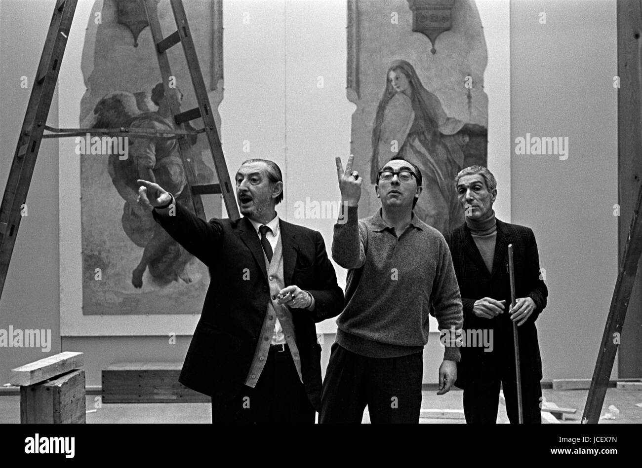 Gesti gesti che puntano a due dita salutare gli uomini italiani uomo che parla con le sue mani Londra 1960s 1969 HOMER SYKES Foto Stock