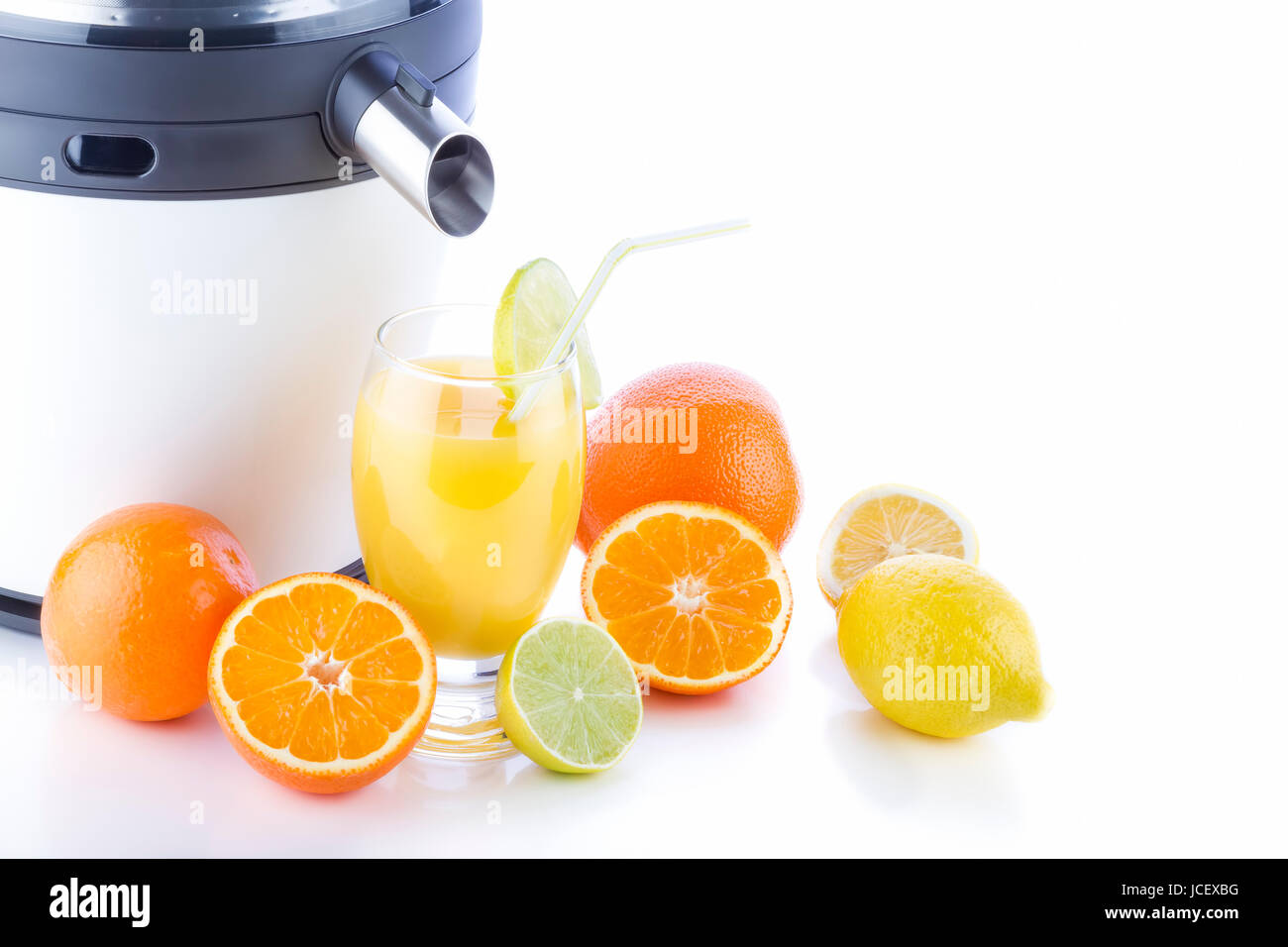 Succo di arancia- realizzazione di succo di arancia su sfondo bianco. Foto Stock