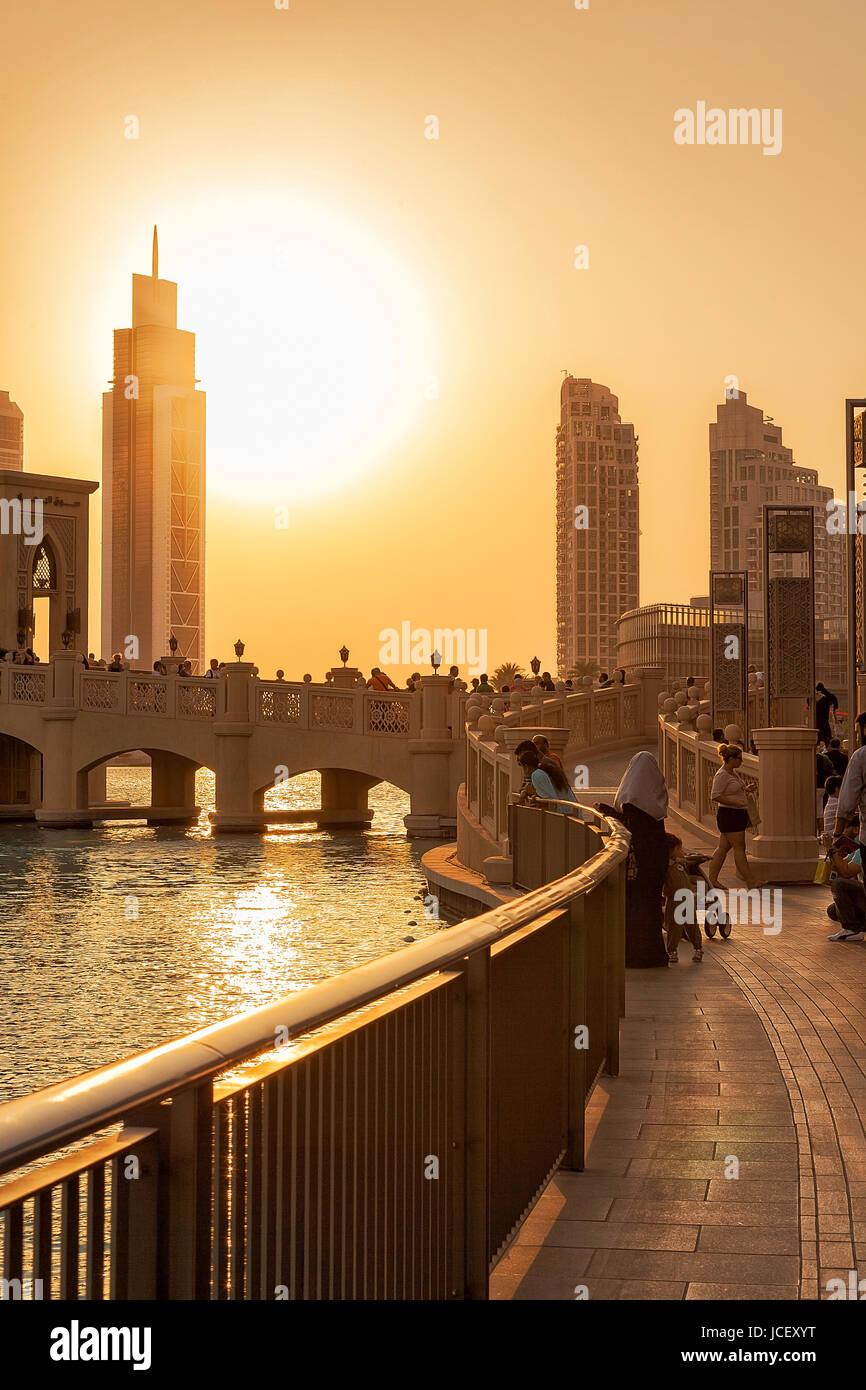 Emirati Arabi Uniti / Dubai - 14 set 2012 - Persone rilassante per le strade di Dubai con tramonto Foto Stock