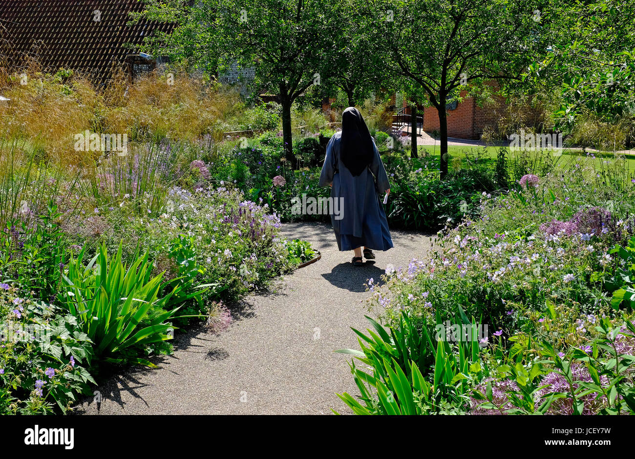 Nun passeggiate nei giardini a little walsingham, North Norfolk, Inghilterra Foto Stock