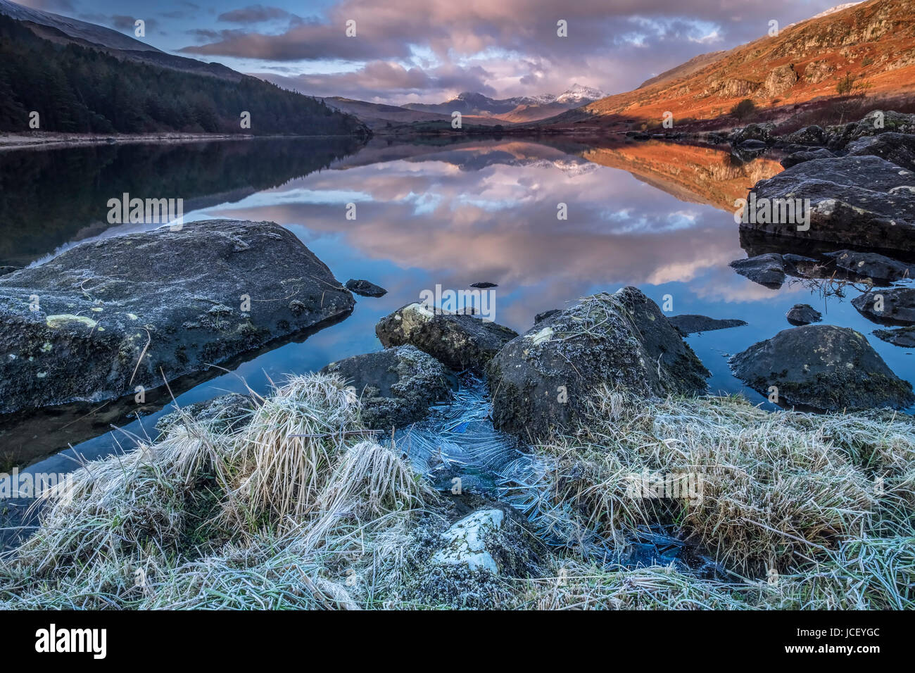 Frosty mattina a Llynnau Mymbyr sotto la Snowdon Horseshoe, Dyffryn Mymbyr, Capel Curig, Snowdonia National Park, North Wales, Regno Unito Foto Stock