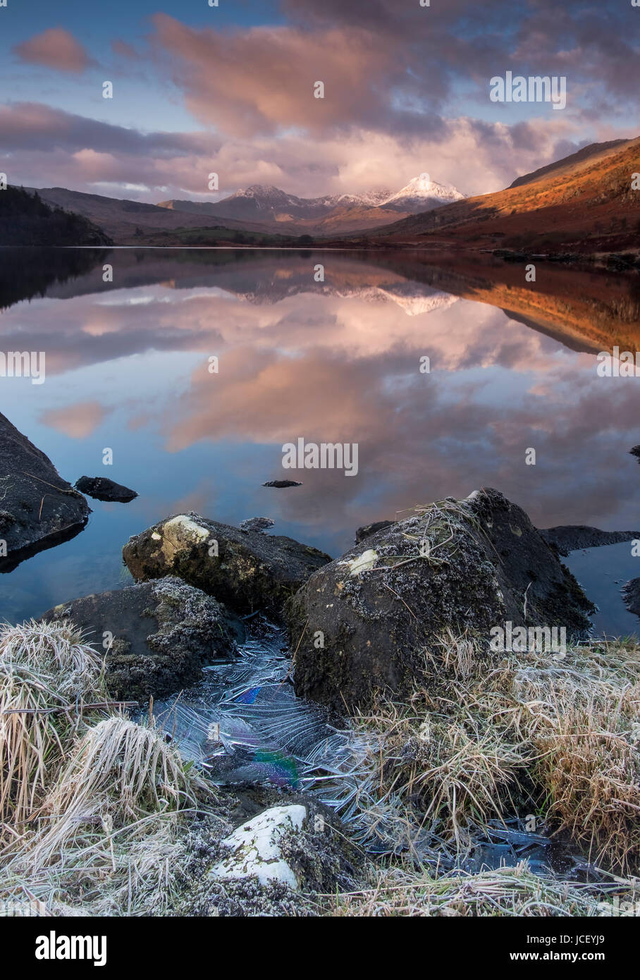 Frosty mattina a Llynnau Mymbyr sotto la Snowdon Horseshoe, Dyffryn Mymbyr, Capel Curig, Snowdonia National Park, North Wales, Regno Unito Foto Stock