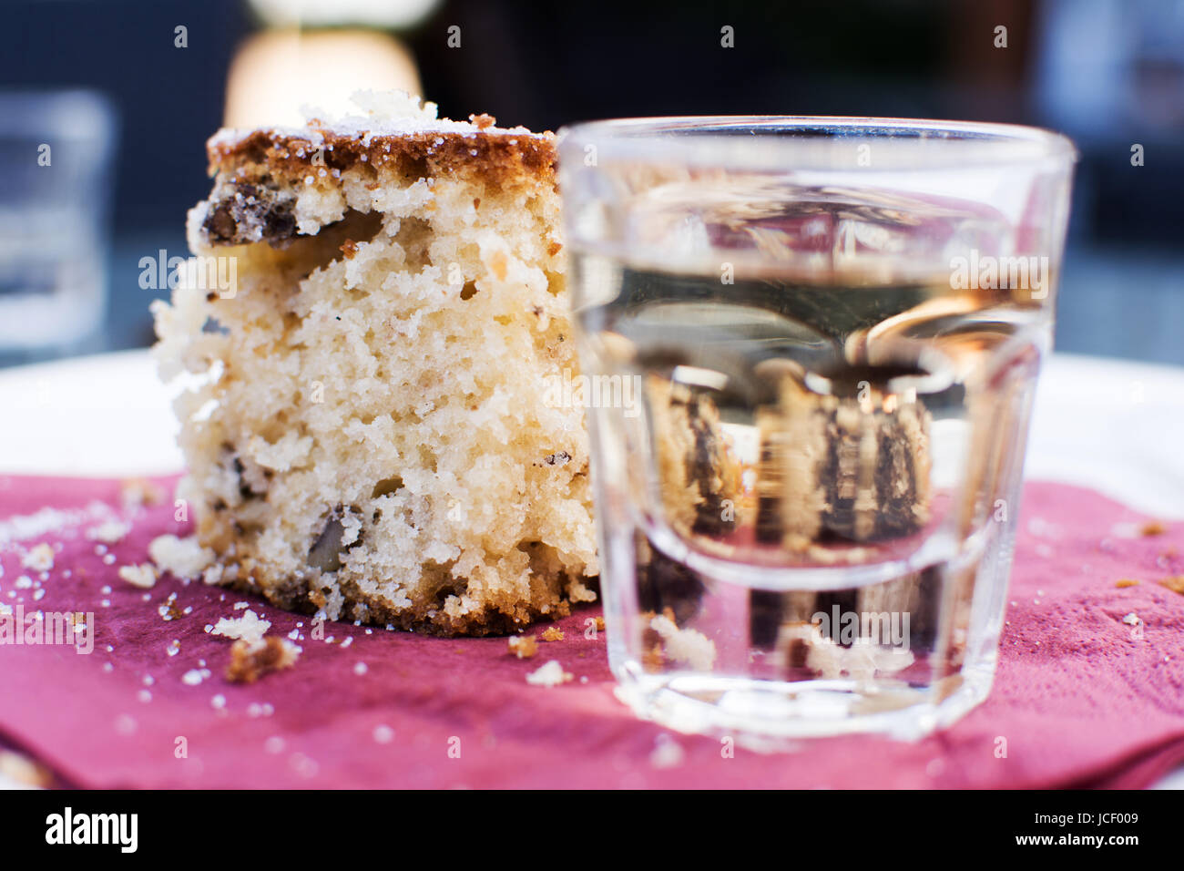 In casa la torta di frutta e il liquore di limone Limoncello Foto Stock