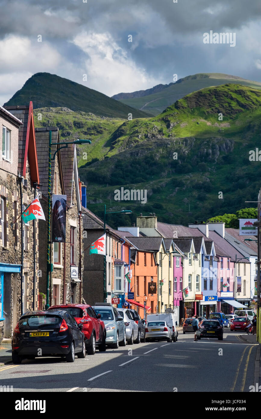 Colorato Llanberis High Street sostenuta da Mount Snowdon, Snowdonia National Park, North Wales, Regno Unito Foto Stock