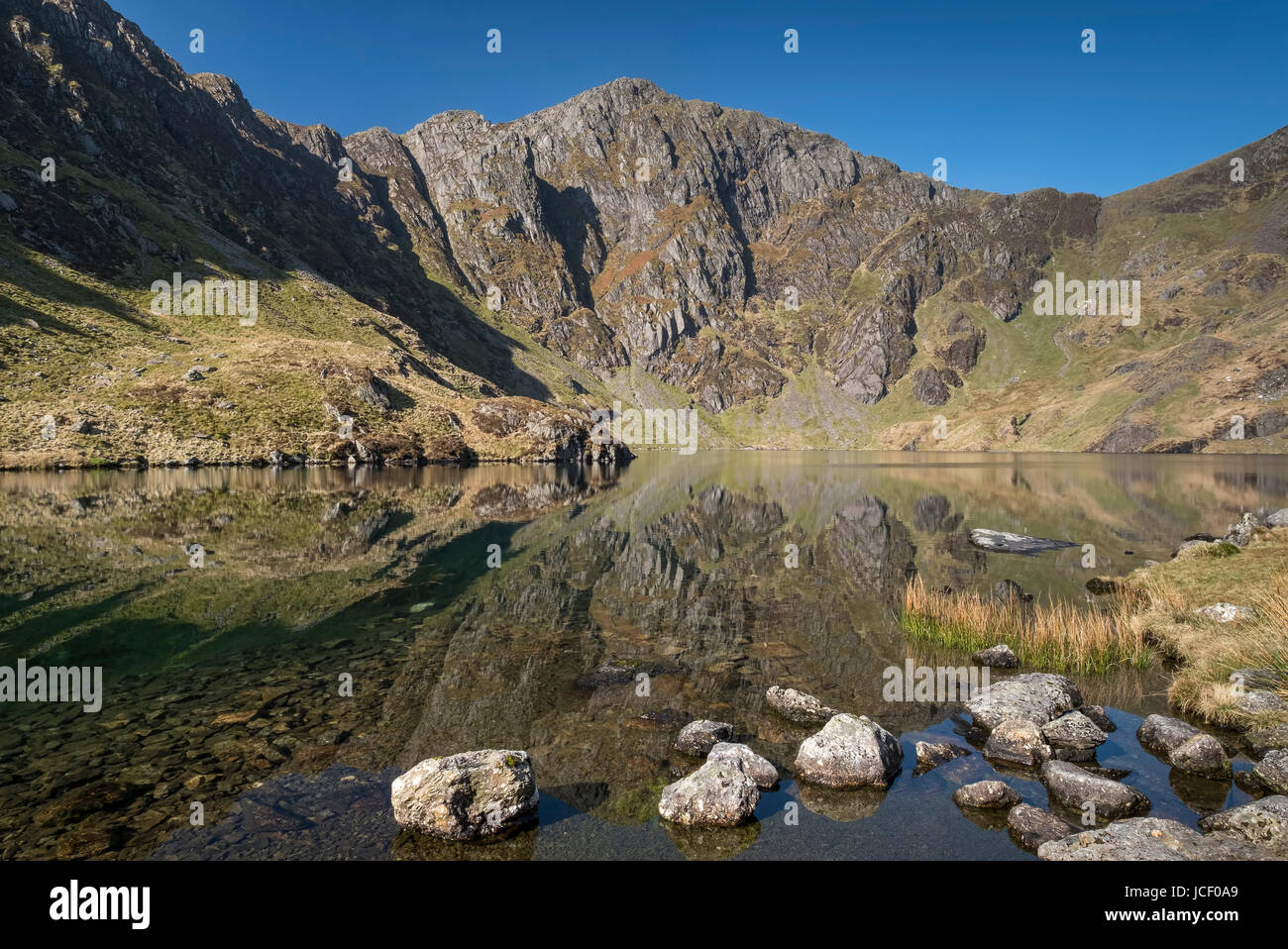Llyn Cau sostenuta da Craig Cau, Cadair Idris, Snowdonia National Park, North Wales, Regno Unito Foto Stock