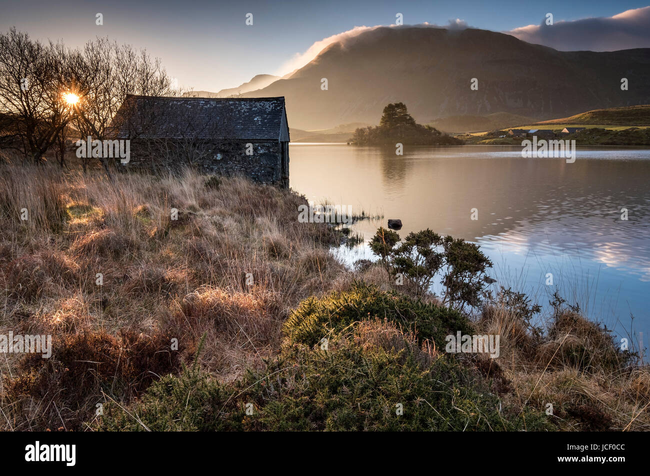 Alba a laghi Cregennan sostenuta da Cadair Idris, Parco Nazionale di Snowdonia, Gwynedd, il Galles del Nord Foto Stock