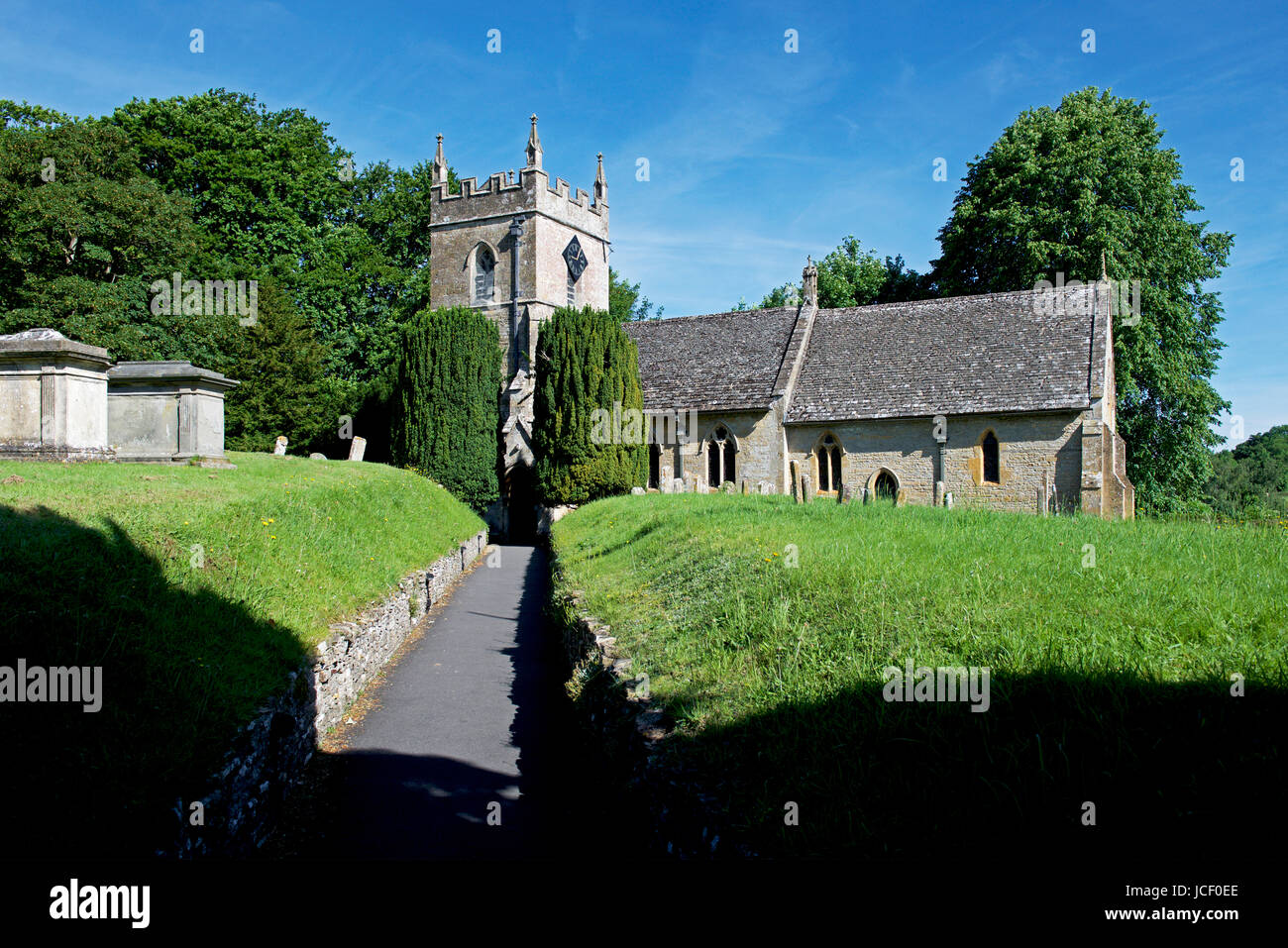 La Chiesa di San Pietro nel villaggio di Upper Slaughter, Gloucester, England Regno Unito Foto Stock