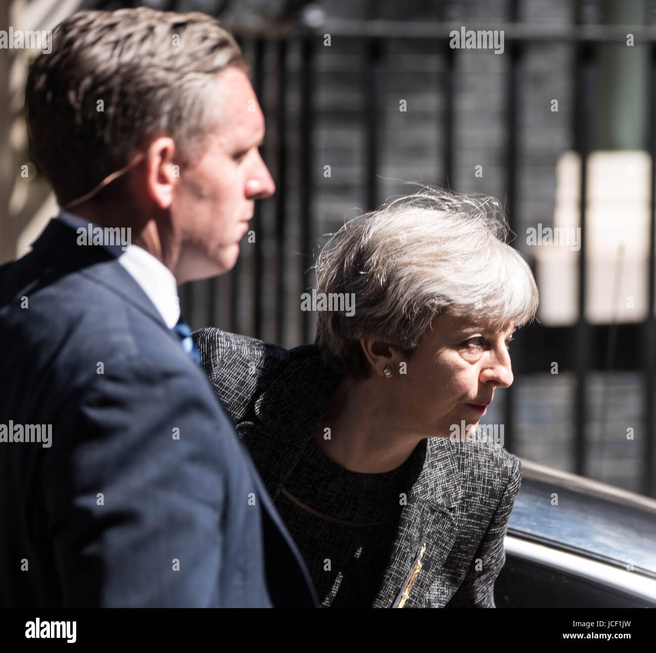 Londra, Regno Unito. 15 GIU, 2017. Theresa Maggio arriva a Downing Street a seguito di una visita privata alla Grenfell a Torre fire Credito: Ian Davidson/Alamy Live News Foto Stock