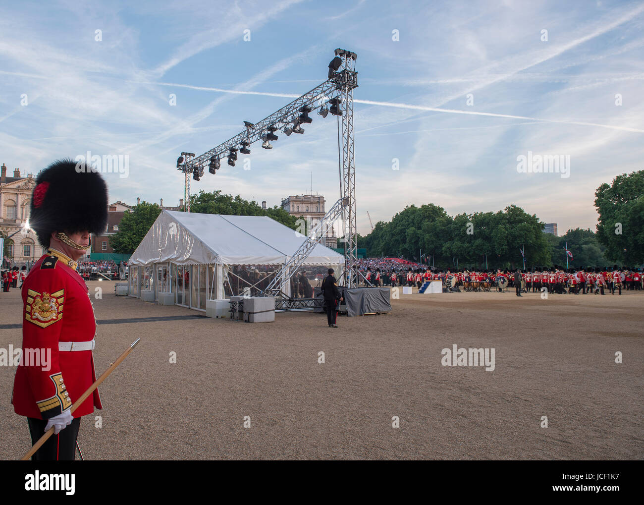 La Sfilata delle Guardie a Cavallo, Londra, Regno Unito. 14 giugno 2017. La Divisione Casa dell'Esercito britannico eseguire i fuochi d' artificio e ammassato bande performance serale di battere in ritirata davanti a un pubblico di 13.000 spettatori oltre due notti, XIV e XV Giugno. Questo premier evento sul London calendario sociale corre ogni anno appena prima che la regina il compleanno Parade (Trooping il colore). Garrison Sergente Maggiore Andrew Stokes delle guardie Coldstream supervisiona il programma della serata dal margine. Credito: Malcolm Park / Alamy Live News Foto Stock