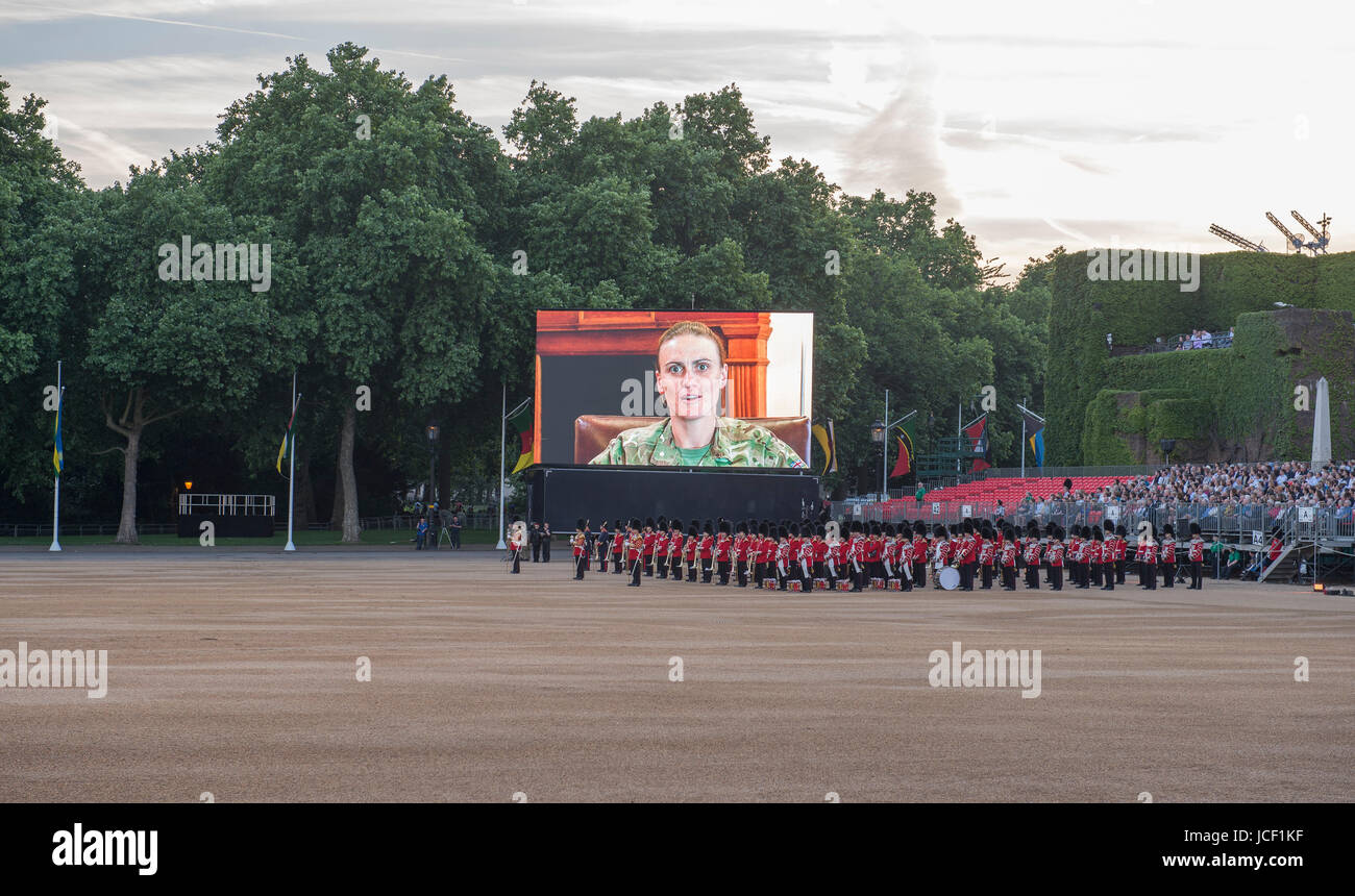 La Sfilata delle Guardie a Cavallo, Londra, Regno Unito. 14 giugno 2017. La Divisione Casa dell'Esercito britannico eseguire i fuochi d' artificio e ammassato bande performance serale di battere in ritirata davanti a un pubblico di 13.000 spettatori oltre due notti, XIV e XV Giugno. Questo premier evento sul London calendario sociale corre ogni anno appena prima che la regina il compleanno Parade (Trooping il colore). Credito: Malcolm Park / Alamy Live News Foto Stock