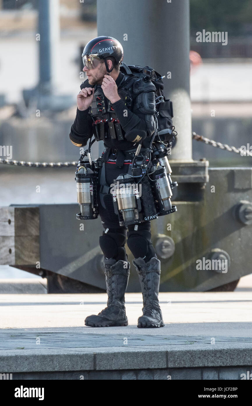 Londra, Regno Unito. 14 Giugno, 2017. Richard Browning "l'uomo del ferro", fondatore della gravità, fa un volo nel suo jet-powered tuta di volo durante la London Tech settimana a Victoria Dock Square. © Guy Corbishley/Alamy Live News Foto Stock