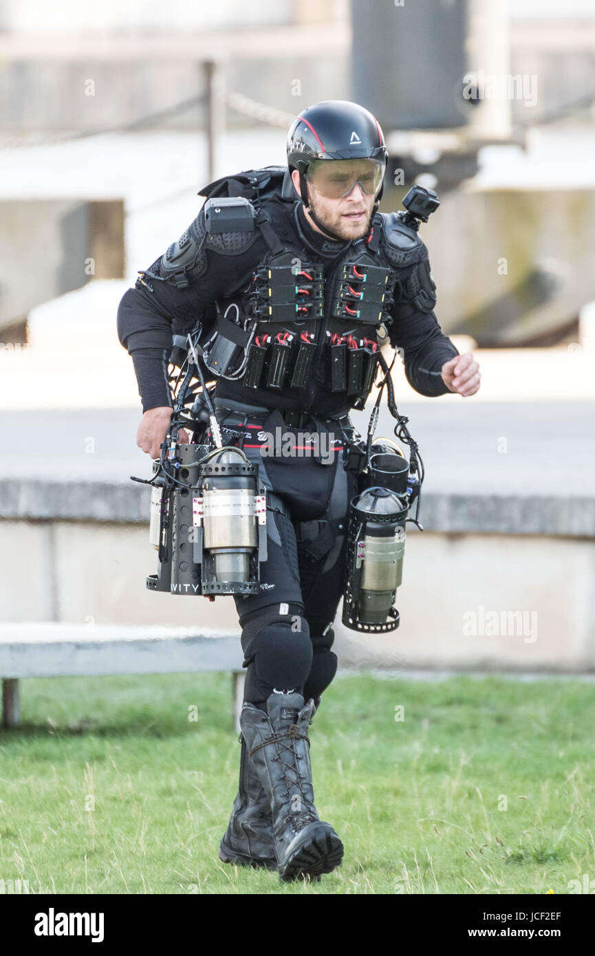 Londra, Regno Unito. 14 Giugno, 2017. Richard Browning "l'uomo del ferro", fondatore della gravità, fa un volo nel suo jet-powered tuta di volo durante la London Tech settimana a Victoria Dock Square. © Guy Corbishley/Alamy Live News Foto Stock
