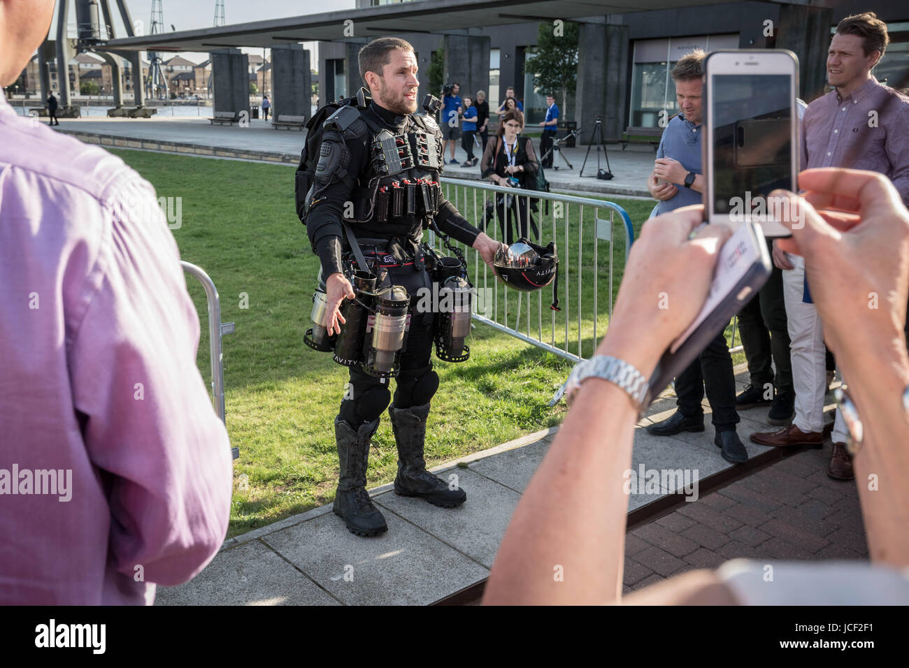 Londra, Regno Unito. 14 Giugno, 2017. Richard Browning "l'uomo del ferro", fondatore della gravità, fa un volo nel suo jet-powered tuta di volo durante la London Tech settimana a Victoria Dock Square. © Guy Corbishley/Alamy Live News Foto Stock