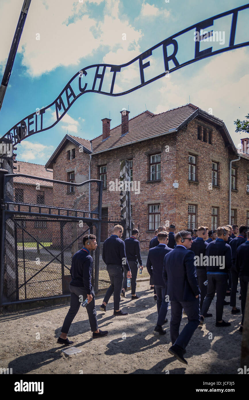 Dispensa - di un documento di riferimento reso disponibile il 15 giugno 2016 illustra il tedesco sotto-21 football team visitando il memoriale di Auschwitz-Birkenau e museo in Polonia. Un giorno prima della data di inizio del sotto-21 Campionato Europeo in Polonia, il team commemorano le vittime del Nazionalsocialismo presso l'ex campo di concentramento. (Attenzione i redattori: per solo uso editoriale / obbligatorio Credit: Foto: Sung-Bin Hong/DFB/dpa Foto Stock